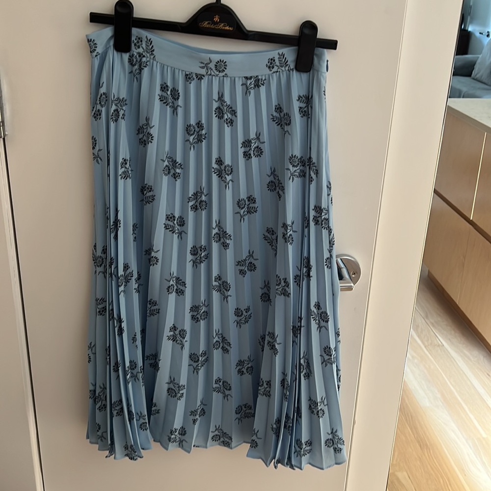 Pleated skirt! - Picture 3 of 3